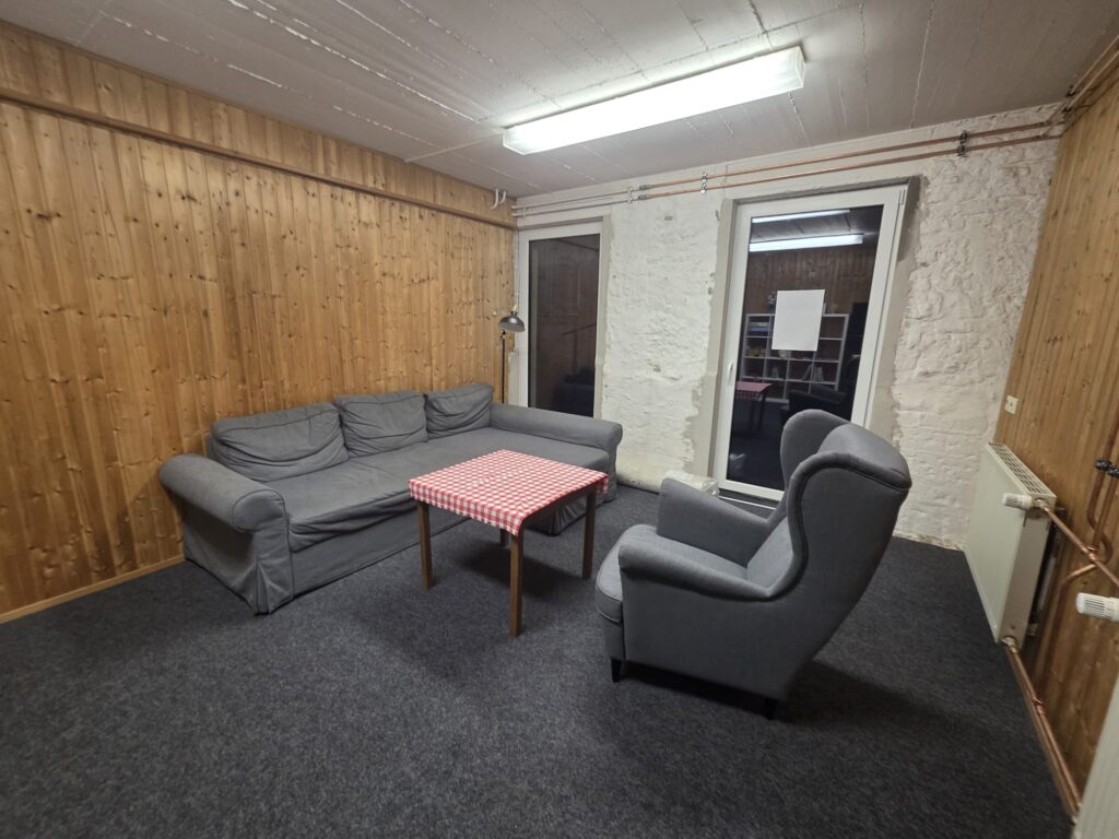 Das Wohnzimmer zu den Fenstern